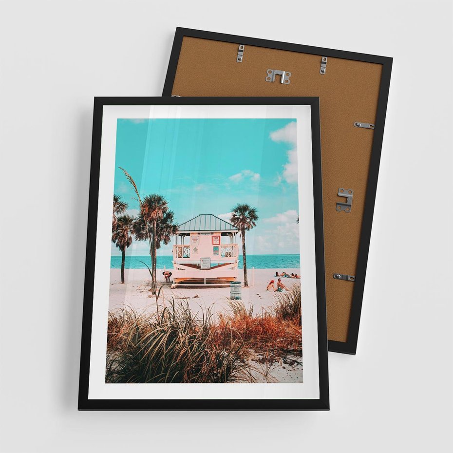Plakat w ramie 50x70 - Plaża, Palmy i Spokój Miami - budka ratownika, plaża Miami - rama czarna