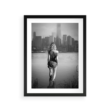 Plakat w ramie 30x40 - Kapiel w Mieście - czarno białe zdjęcie, kobieta wchodzi do wody - rama czarna