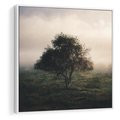 Obraz w ramie 50x50 - Zamglona Prostota - artystyczna fotografia, samotne drzewo na zamglonej łące - rama biała