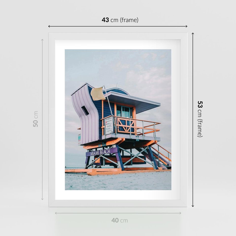 Plakat w ramie 40x50 - Plażowa Kolorystyka: Budka Ratownika w Pastelach - pastelowa budka ratownika, plaża Miami - rama biała