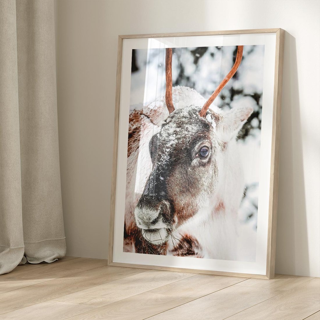 Plakat w ramie 40x50 - Renifer w Zimowej Krainie - renifer, zima - rama drewno