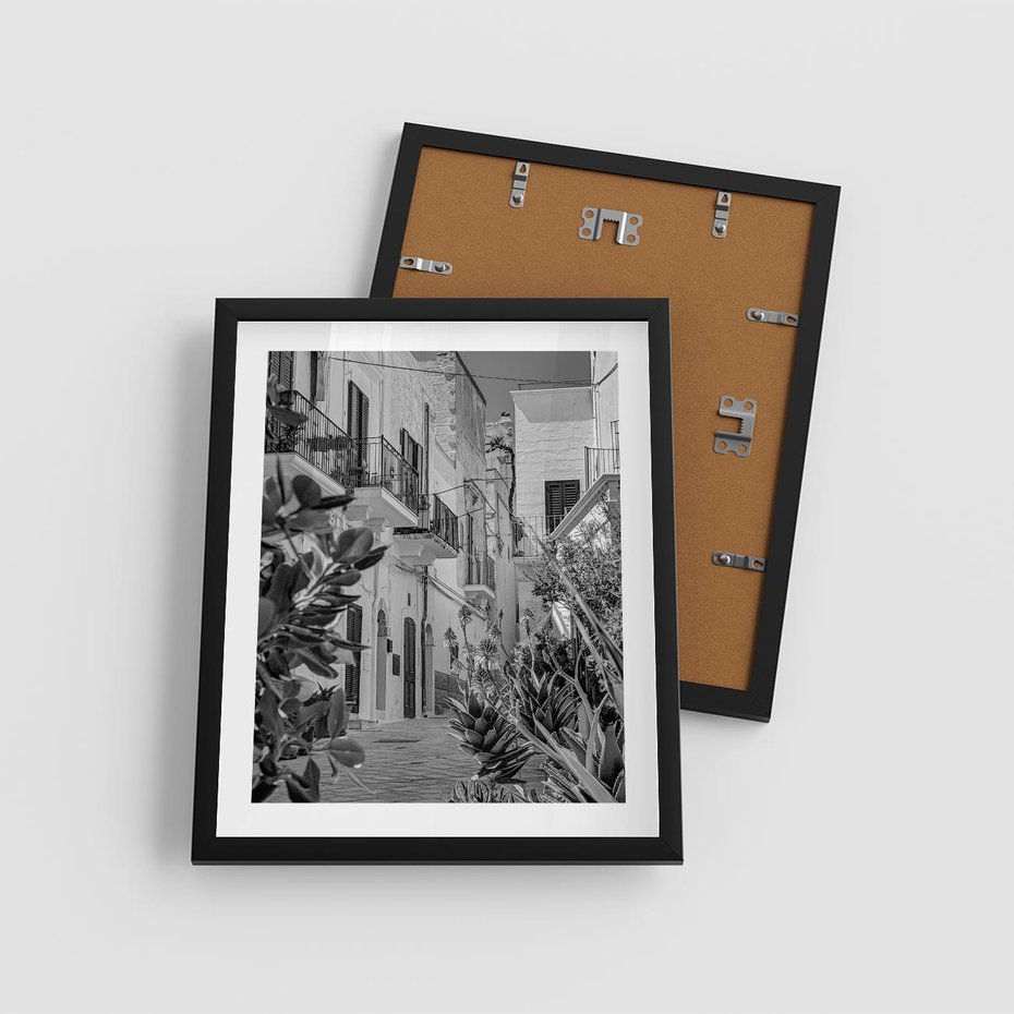 Plakat w ramie 40x50 - Nadmorska Uliczka - czarno białe zdjecie, uliczka w nadmorskim mieście - rama czarna