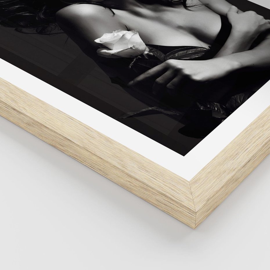 Plakat w ramie 50x70 - Piękno kobiecego aktu uchwycone - kobieta, akt - rama drewno