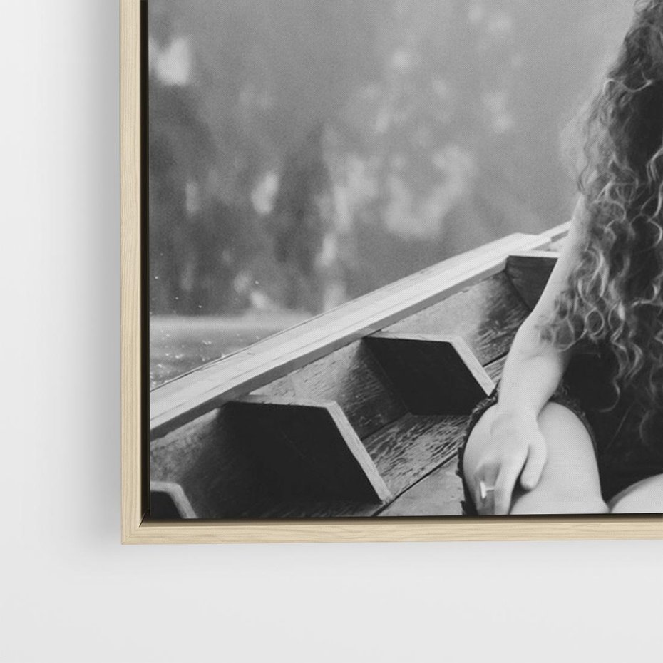 Obraz w ramie 70x50 - Księga mglistych marzeń - czarno biała fotografia, para zakochanych w łodzi - rama drewno