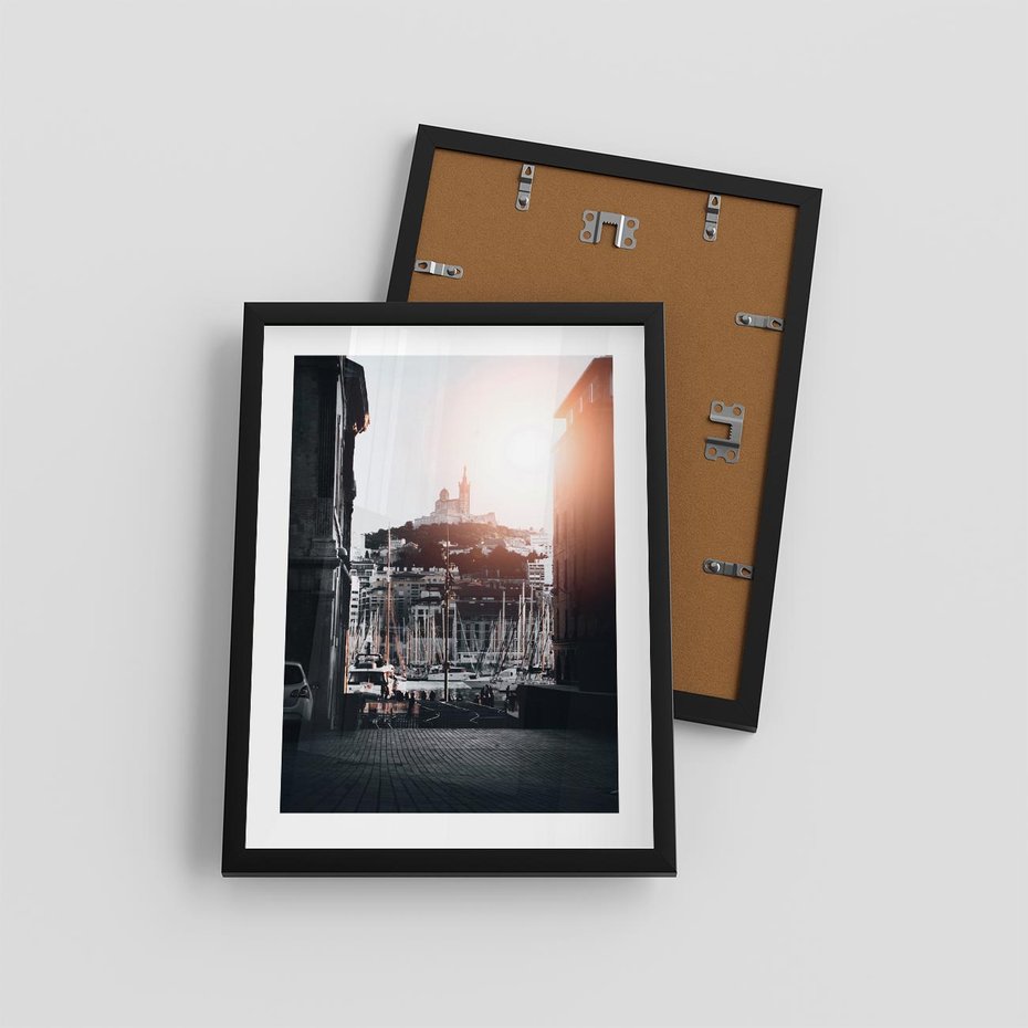 Plakat w ramie 30x40 - Światło Portowe - czarno białe zdjecie, uliczka w nadmorskim mieście - rama czarna