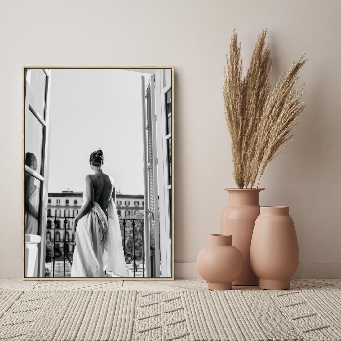 Obraz w ramie 50x70 - Poranki w Paryżu - czarno białe zdjęcie, kobieta w prześcieradle na balkonie - rama drewno