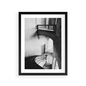 Plakat w ramie 40x50 - Po Schodach w Dół - czarno białą fotgrafia, zakręcone schody w starek kamienicy - rama czarna