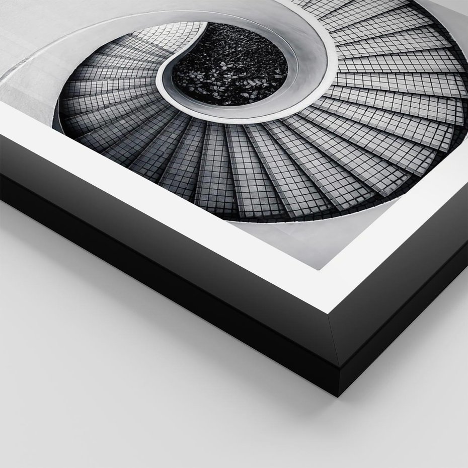 Plakat w ramie 50x70 - Nowoczesne Schody: Kręcone Piękno - nowoczesna architektura, kręcone schody - rama czarna