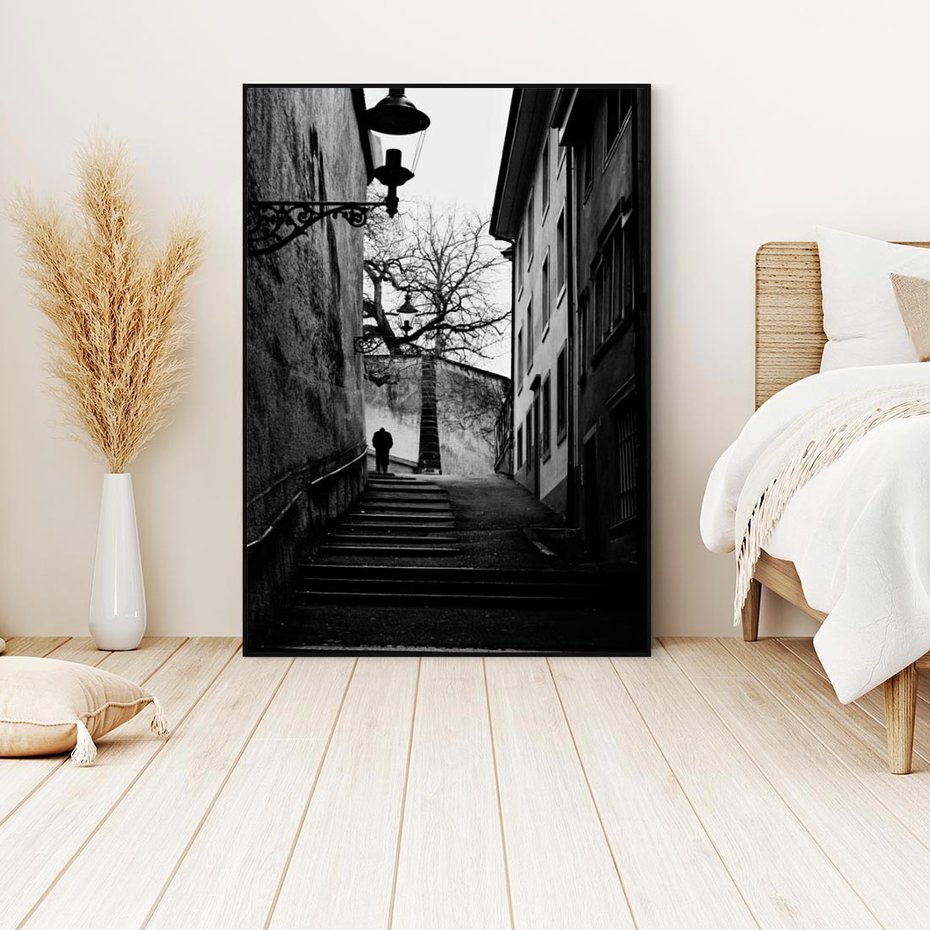 Obraz w ramie 70x100 - Ukryta Uliczka - czarno białe zdjęcie, schody - rama czarna