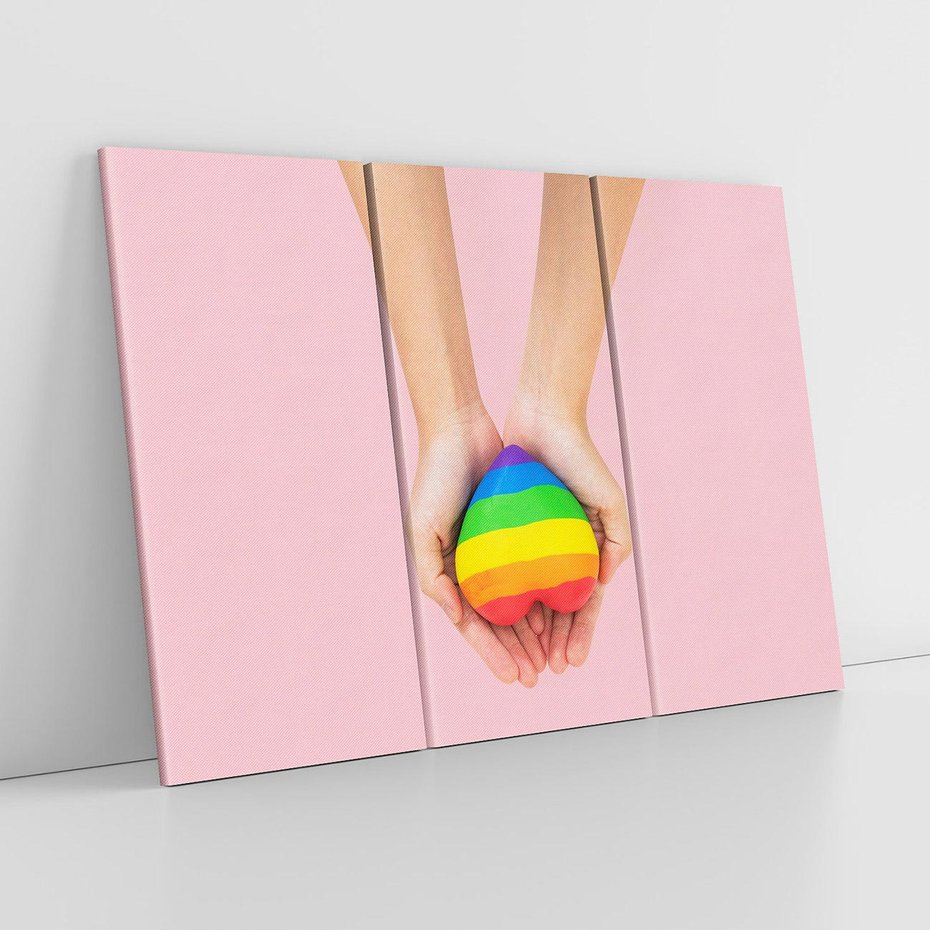 Obraz na płótnie 120x80 - Miłość na Dłoniach - zdjęcie, dłonie trzymają ulepione tęczowe serce