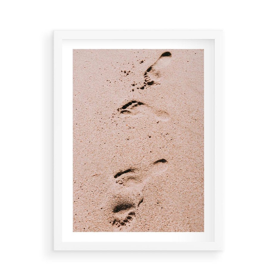 Plakat w ramie 50x70 - Ślady na Piasku - piasek, plaża - rama biała
