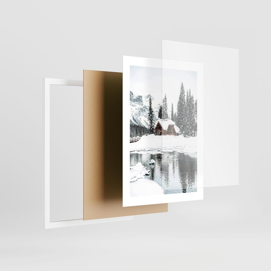 Plakat w ramie 30x40 - Urok Zimowego Krajobrazu - domek w górach, zima - rama biała