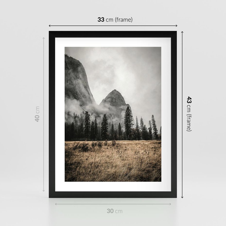 Plakat w ramie 30x40 - Mglisty Pejzaż Górski: Urok Niewidzialnośc - góry, krajobraz - rama czarna
