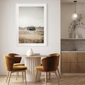Plakat bez ramy 30x40 - Wiejska Idylla - stary drewniany dom w polu suchej trawy, fotografia