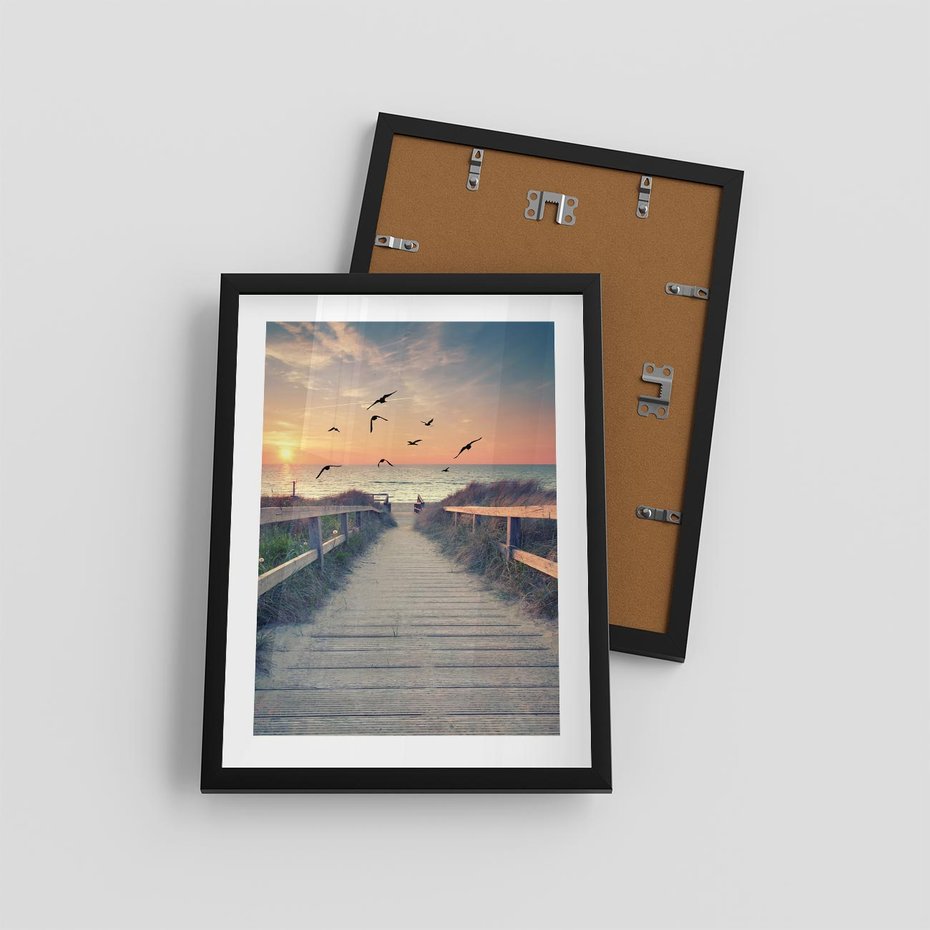 Plakat w ramie 30x40 - Sielanka nad brzegiem - plaża, pomost - rama czarna