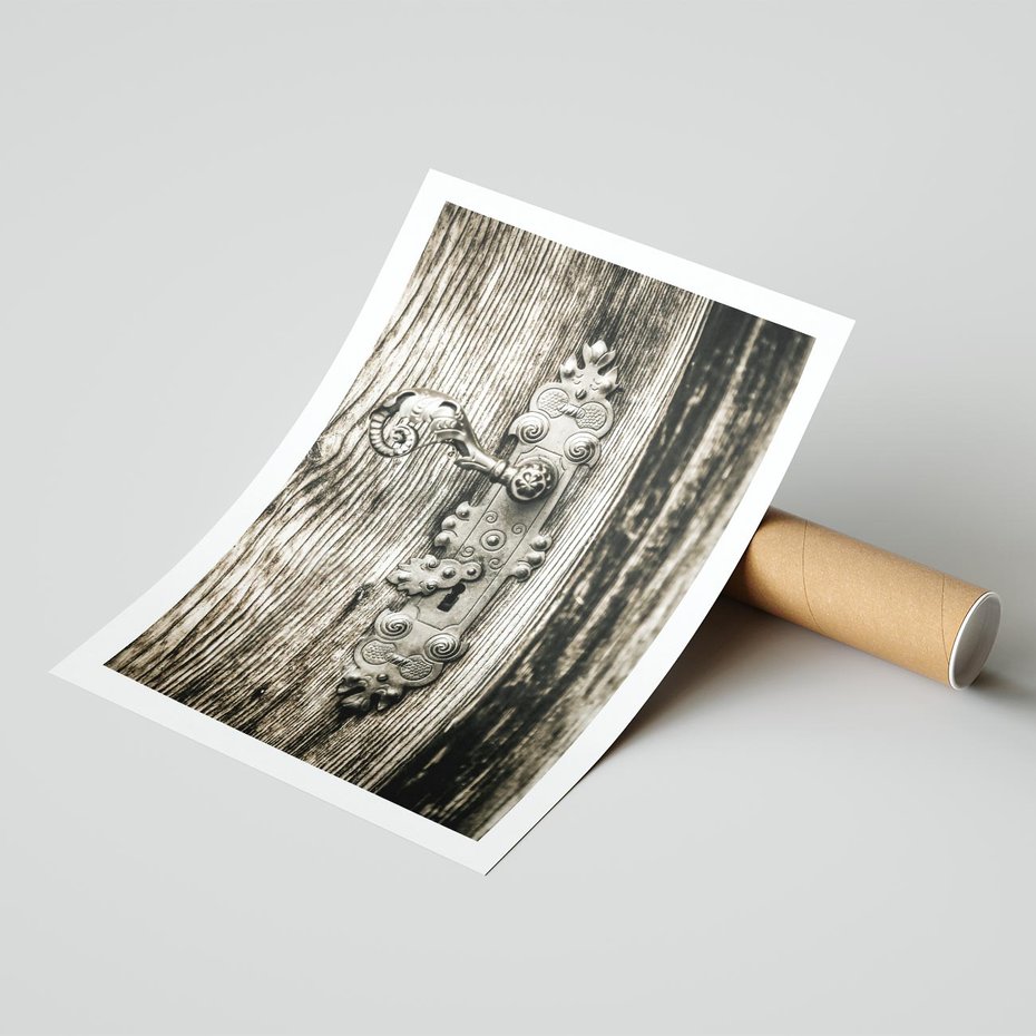 Plakat bez ramy 21x30 - Stare Drzwi z Ozdobną Klamką - stare drzwi, klamka