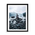 Plakat w ramie 50x70 - To ujęcie jeziora w górach z zgaszonym ogniskiem nad brzegiem, tworząc atmosferę spokoju i refleksji w otoczeniu przyrody. - jezioro w górach, zgaszone ognisko - rama czarna
