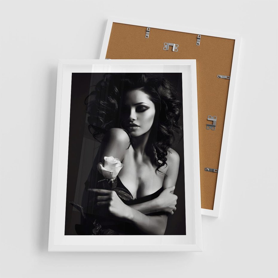 Plakat w ramie 50x70 - Piękno kobiecego aktu uchwycone - kobieta, akt - rama biała