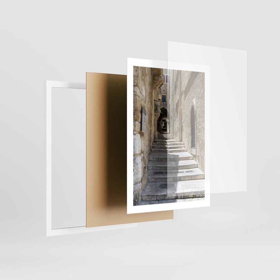 Plakat w ramie 50x70 - Urok uliczki: perspektywa miasta - uliczka, perspektywa - rama biała
