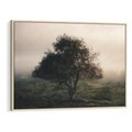 Obraz w ramie 100x70 - Zamglona Prostota - artystyczna fotografia, samotne drzewo na zamglonej łące - rama drewno