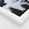 Plakat w ramie 30x40 - Zimowa Magia Gór: Śnieżne Szczyty - grajobraz górski, zima - rama biała