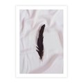 Plakat bez ramy 50x70 - Prosta Elegancja - czarne pióro na białej pościeli, minimalizm
