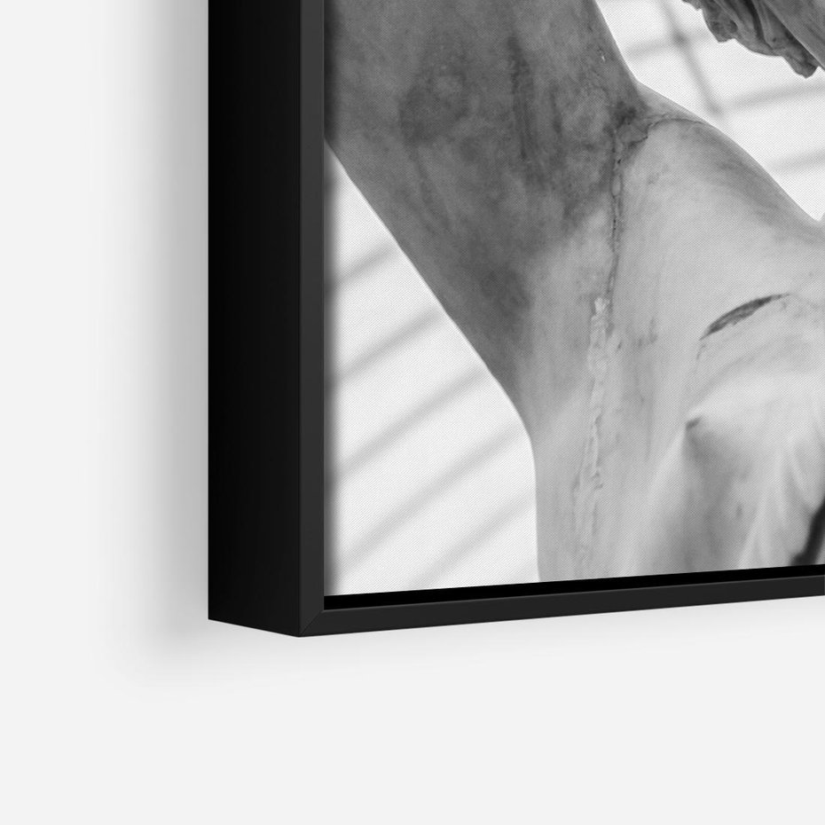 Obraz w ramie 50x50 - Zaklęta w Kamieniu - antyczna rzeźba kobiety na fotografii, czarno biała - rama czarna