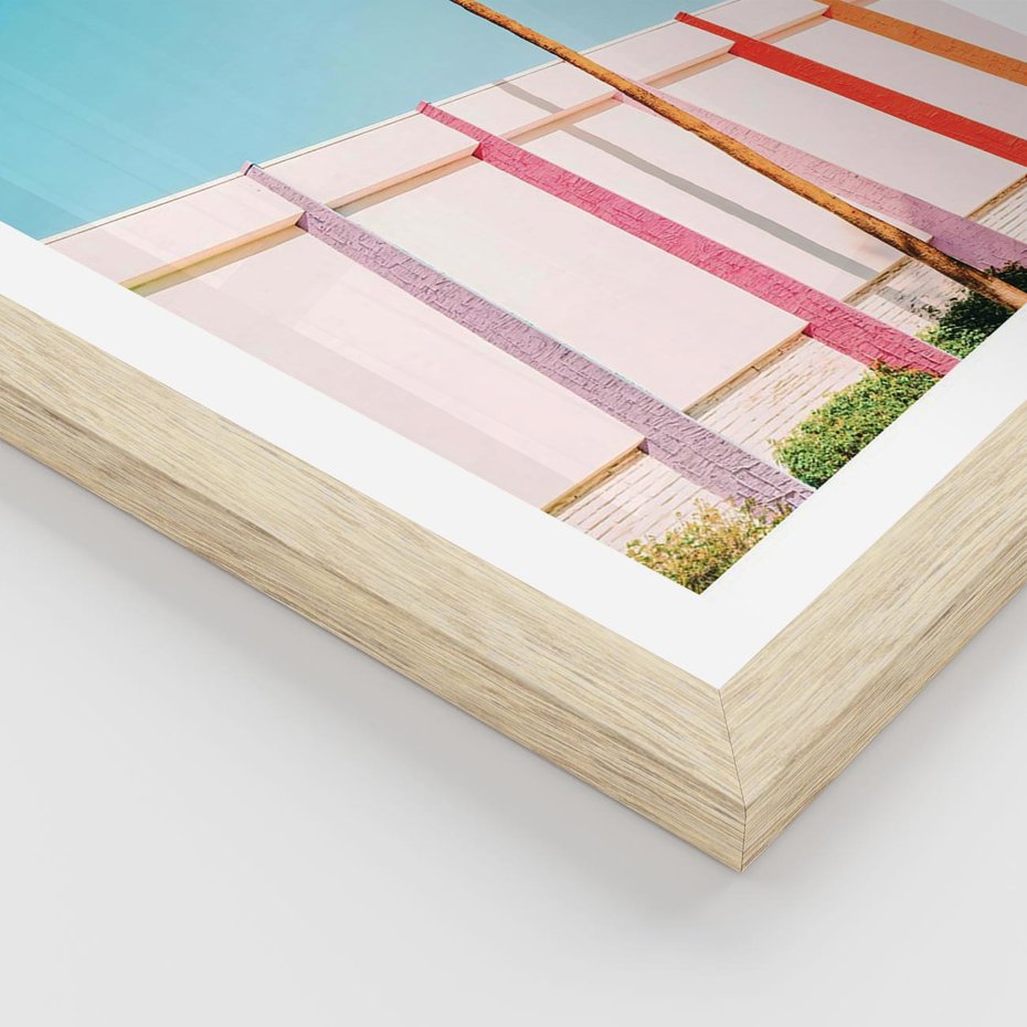 Plakat w ramie 30x40 - Tropikalny Kontrast - palma na tle błękitnego nieba, kolorowy mur - rama drewno