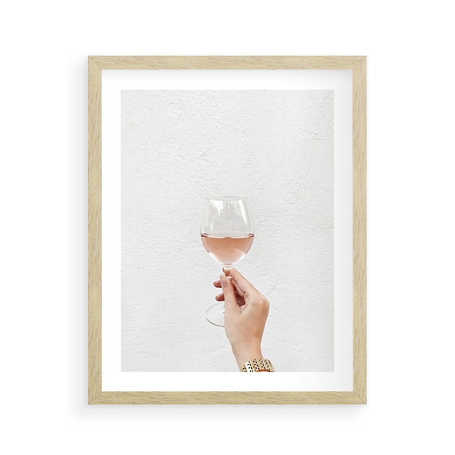 Plakat w ramie 40x50 - Kobieca Dłoń i Różowe Wino - kieliszek różowego wina, kobieca dłoń - rama drewno