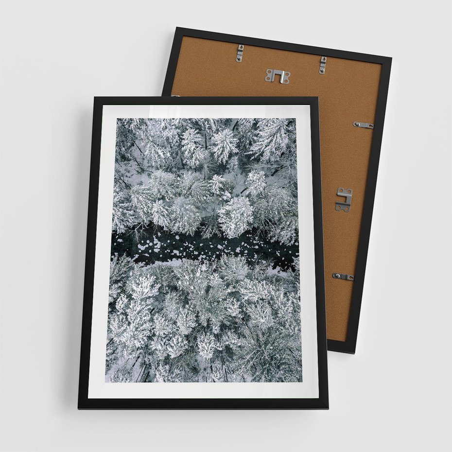 Plakat w ramie 50x70 - Zimowy Krajobraz z Góry - zdjęcie z góry, zaśnieżony las i zamarznięty strumyk - rama czarna