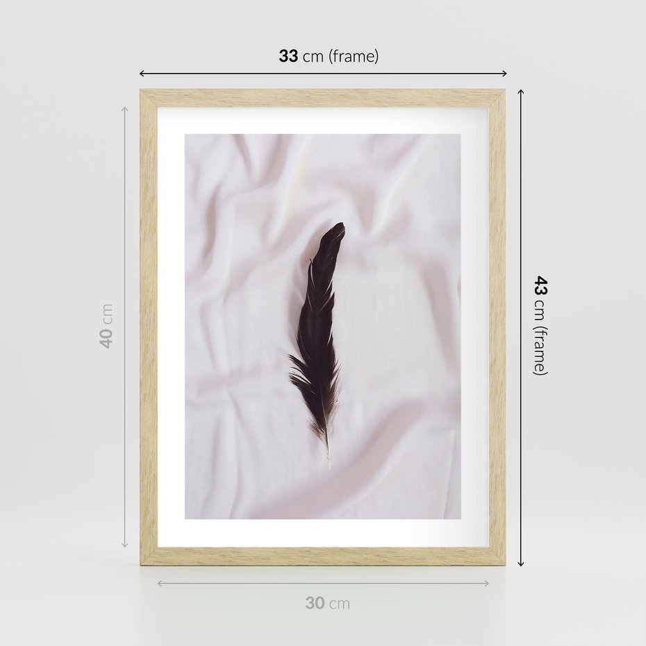 Plakat w ramie 30x40 - Prosta Elegancja - czarne pióro na białej pościeli, minimalizm - rama drewno