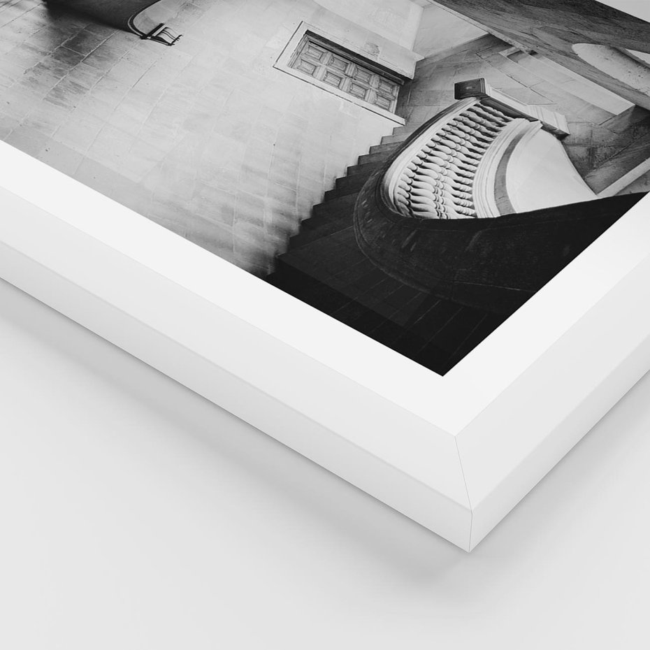 Plakat w ramie 50x70 - Po Schodach w Dół - czarno białą fotgrafia, zakręcone schody w starek kamienicy - rama biała