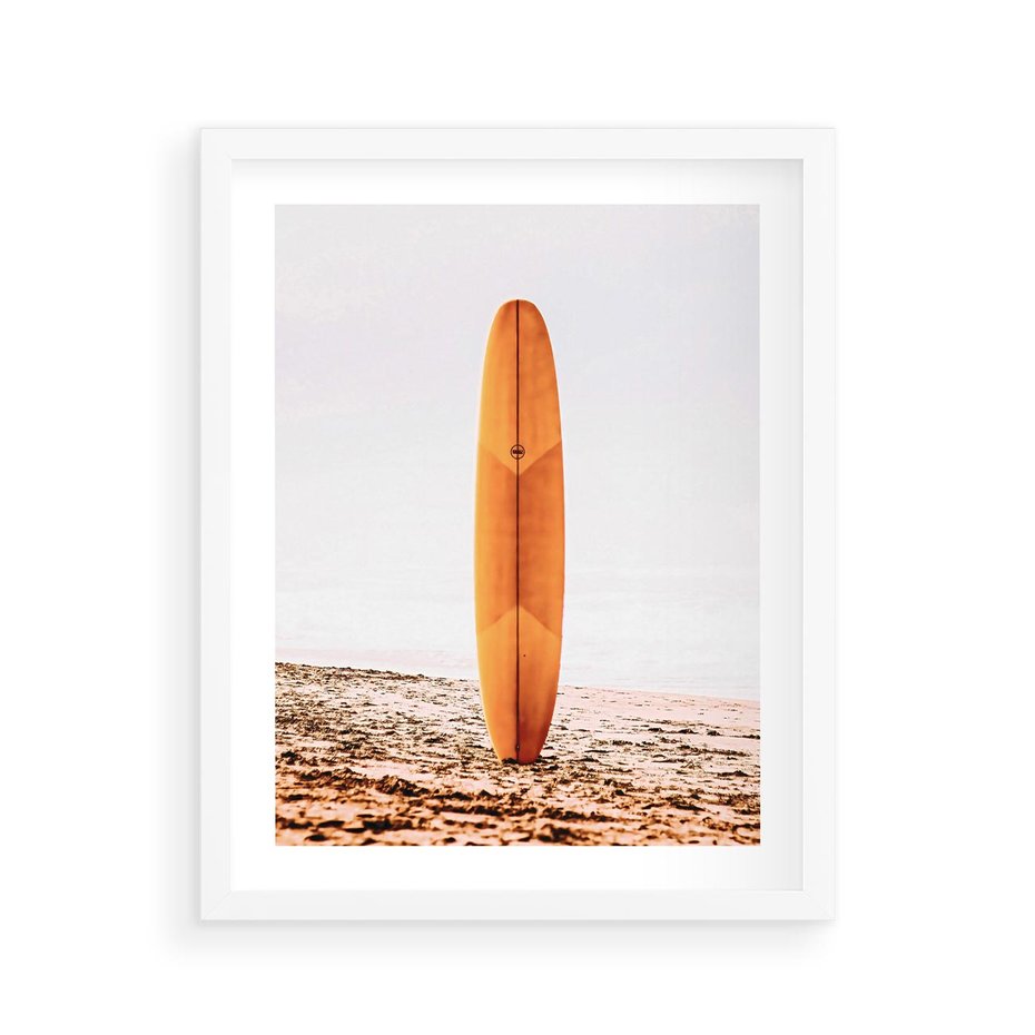Plakat w ramie 40x50 - Deska w Piasku: Gotowa na Fale - plaża, pomarańczowa deska surfingowa wbita w piasek - rama biała