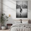 Obraz na płótnie 70x100 - Kapiel w Mieście - czarno białe zdjęcie, kobieta wchodzi do wody