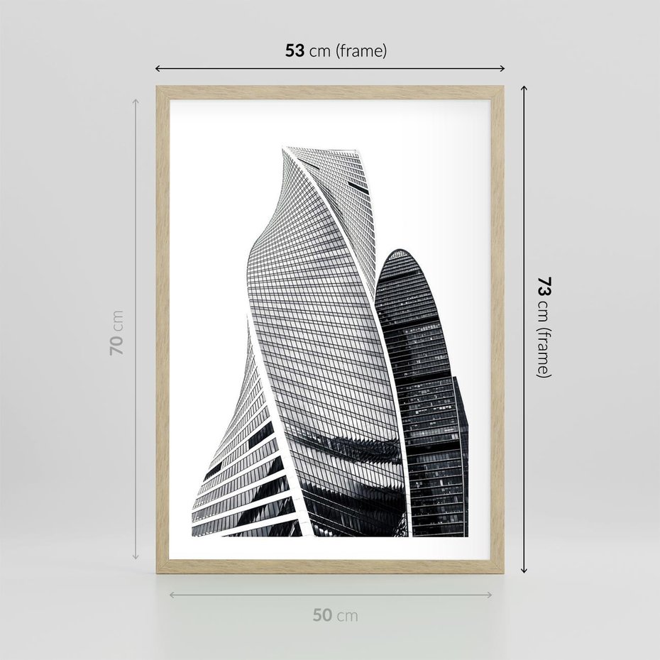 Plakat w ramie 50x70 - Wieżowce z Falistymi Kształtami - nowoczesne wieżowce, czarno biała fotografia - rama drewno