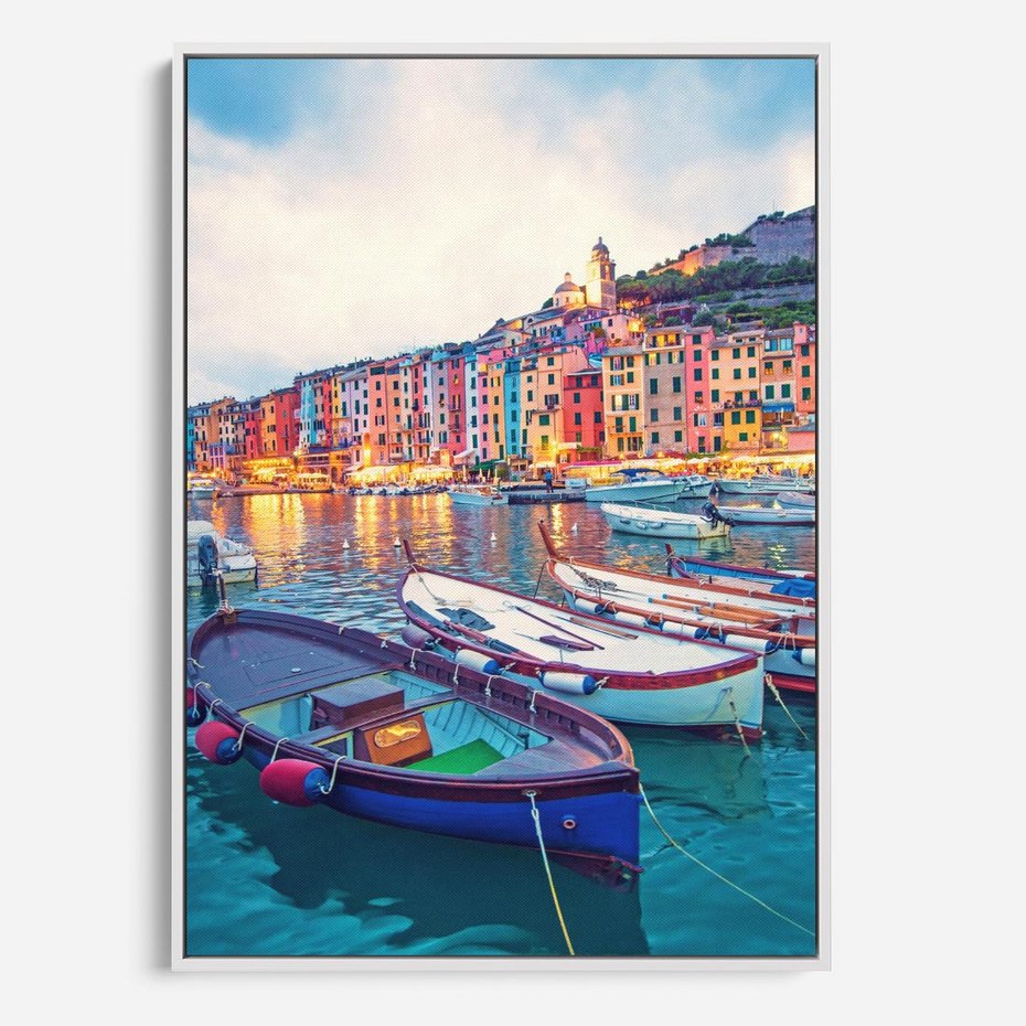 Obraz w ramie 70x100 - Tańczące kolory zachodu - nadmorskie kolorowe miast, kolorowe budynki na brzegu - rama biała