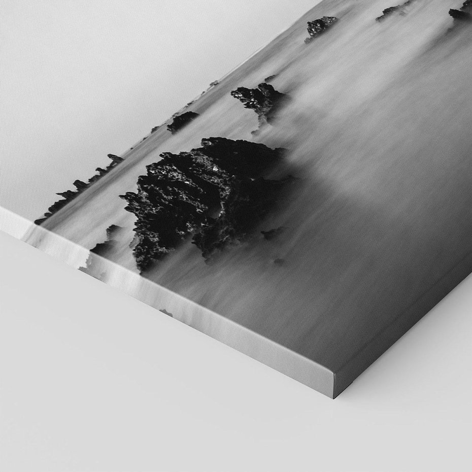 Obraz na płótnie 80x80 - Harmonia świateł i cieni - zamglona dzika plaża, skały na plaży