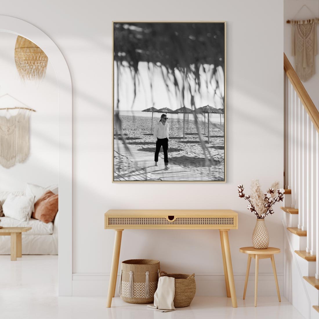Obraz w ramie 80x120 - Wakacyjny Spacer - czarno białe zdjecie, plaża - rama drewno