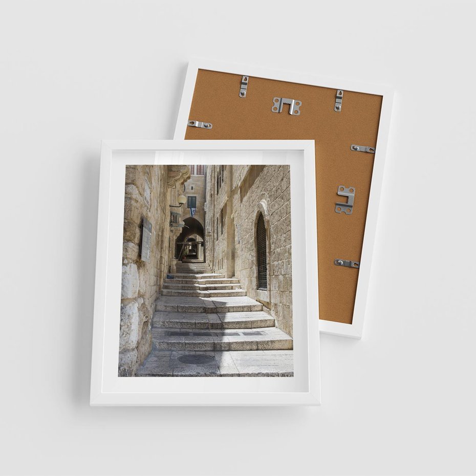 Plakat w ramie 40x50 - Urok uliczki: perspektywa miasta - uliczka, perspektywa - rama biała