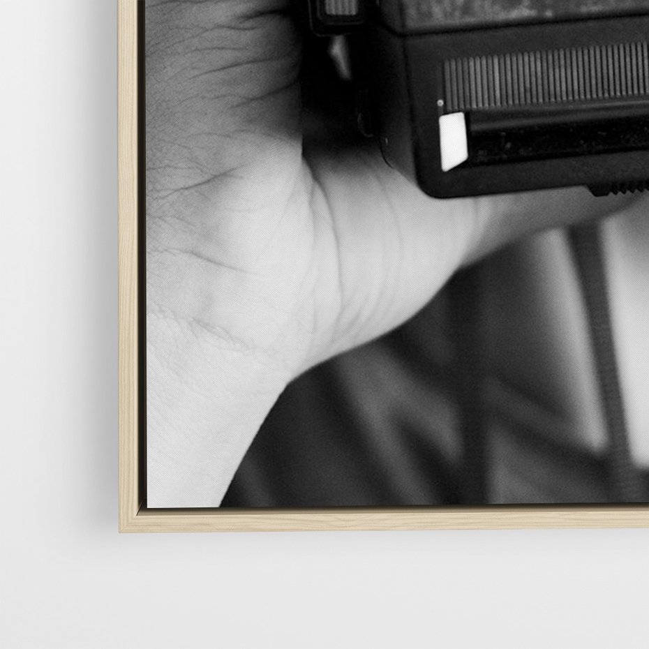 Obraz w ramie 50x70 - Mężczyzna za Aparatem - czarno białe zdjęcie, portret - rama drewno