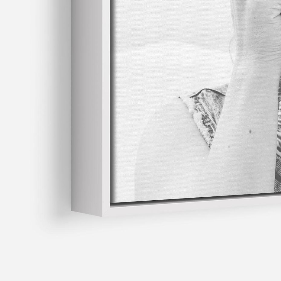 Obraz w ramie 120x80 - Zrób mi Zdjęcie - fotografia, kobieta z aparatem - rama biała