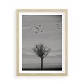 Plakat w ramie 50x70 - Samotne Drzewo - samotne drzewo w polu, czarno białe zdjęcie - rama drewno