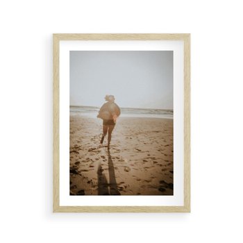 Plakat w ramie 40x50 - O Zachodzie Słońca - klimatyczna fotografia, postać biegnie po plaży - rama drewno