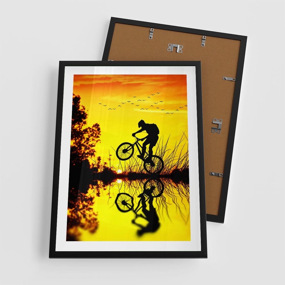 Plakat w ramie 50x70 - Rower przy zachodzie słońca - rower, zachód - rama czarna