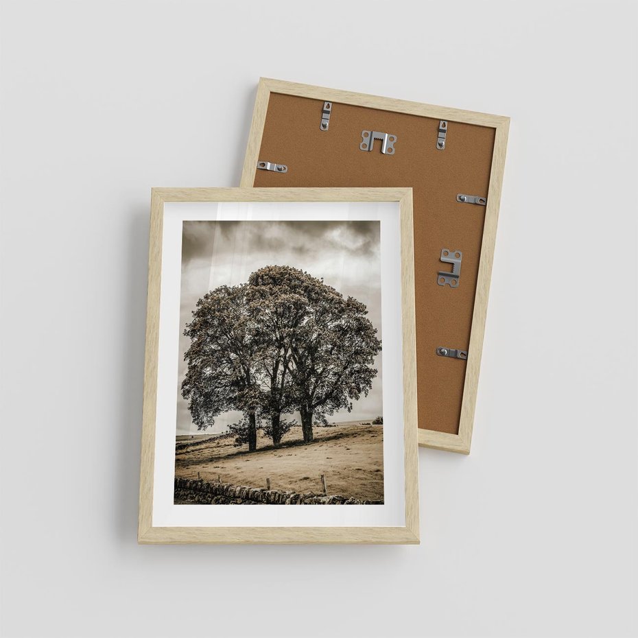 Plakat w ramie 30x40 - Spokojna Osamotniona Chwila - beżowe kolory, samotne drzewo na polu - rama drewno