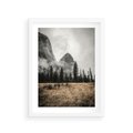 Plakat w ramie 30x40 - Mglisty Pejzaż Górski: Urok Niewidzialnośc - góry, krajobraz - rama biała