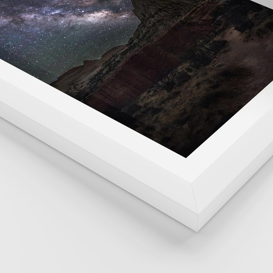 Plakat w ramie 50x70 - Gwiaździsta Noc na Pustyni - noc na pustyni, gwiździste niebo - rama biała