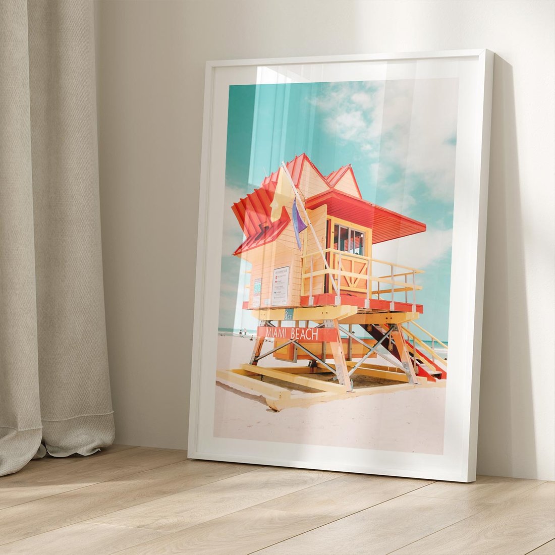 Plakat w ramie 30x40 - Rajski Widok - plaża miami, domek ratownika - rama biała