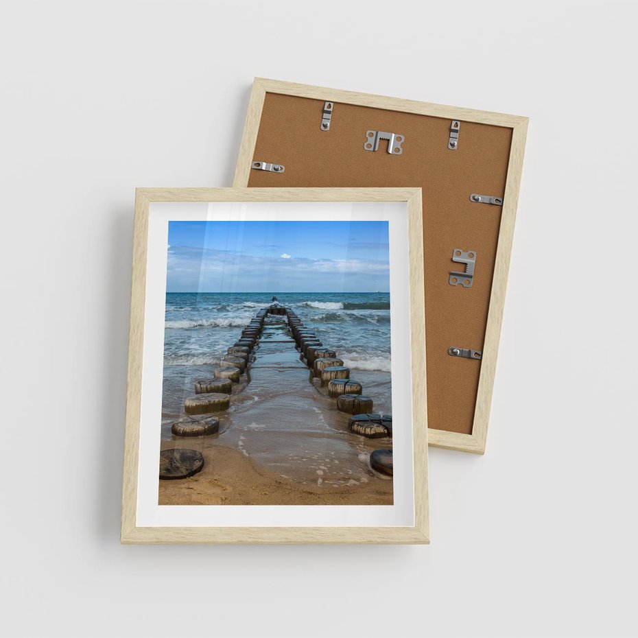 Plakat w ramie 40x50 - Falochron na brzegu morza - falochron, morze - rama drewno