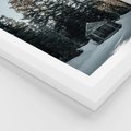 Plakat w ramie 30x40 - Chatka w Górach w Czasie Zimy - chatka w górach, zima - rama biała
